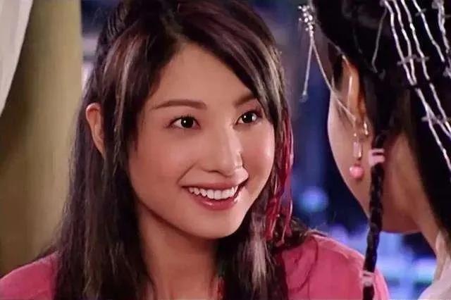 《秀才爱上兵》里,她是侠义的陈细妹;《冲锋陷阵》里,她是美艳警花女