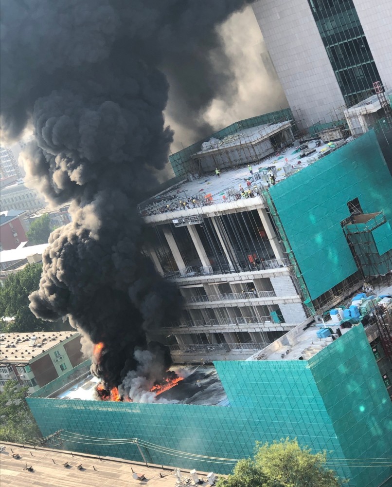 北京一在建楼房突发火情浓烟滚滚