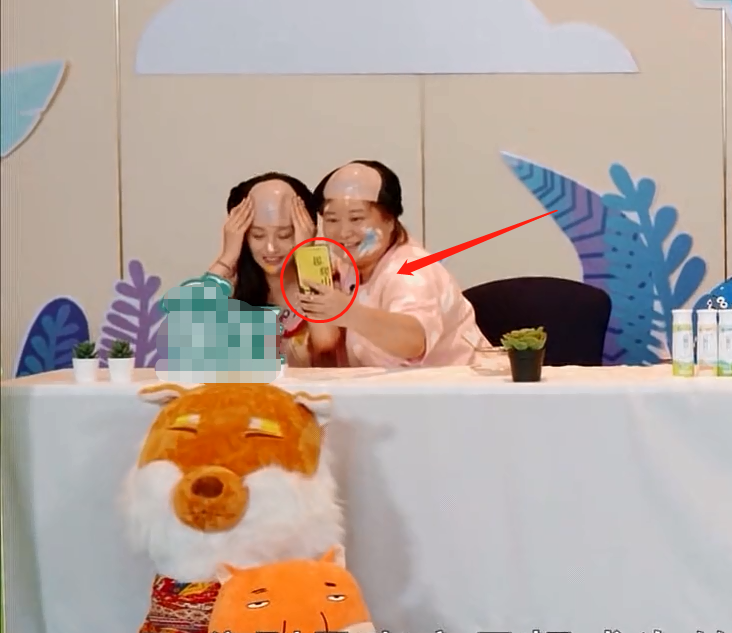 贾玲|贾玲与“秃顶”郑爽自拍，节目中途拿出手机，手机壳是认真的吗？