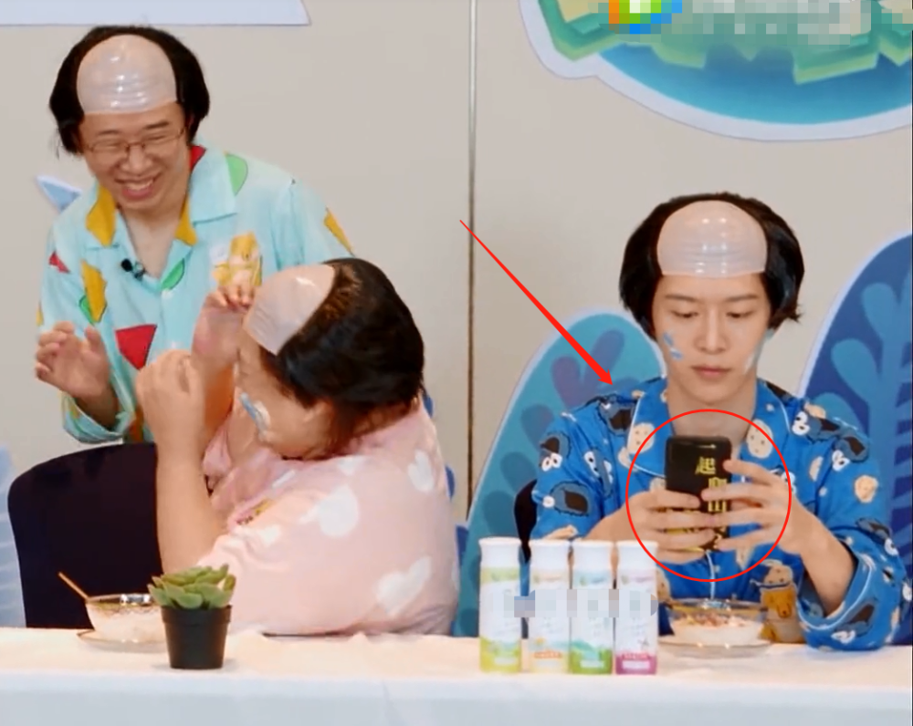 贾玲|贾玲与“秃顶”郑爽自拍，节目中途拿出手机，手机壳是认真的吗？