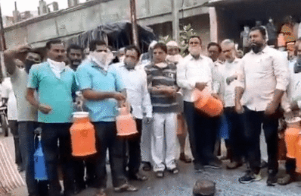 马哈拉施特拉邦|印度农民发起“浪费牛奶”运动要求涨价，运奶车直接沿公路喷洒