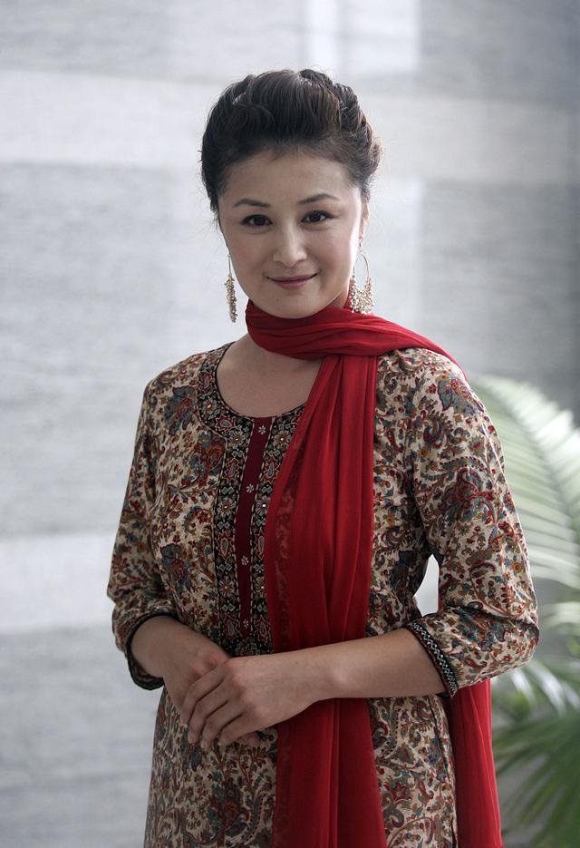 谢大脚的魅力真不一般穿上淳朴奶奶碎花裙朴实却很时髦