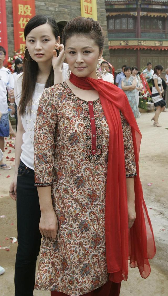 谢大脚的魅力真不一般穿上淳朴奶奶碎花裙朴实却很时髦