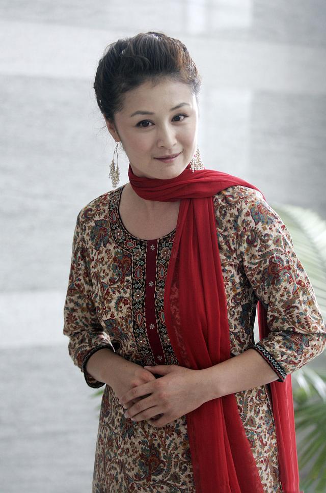 谢大脚的魅力真不一般穿上淳朴奶奶碎花裙朴实却很时髦