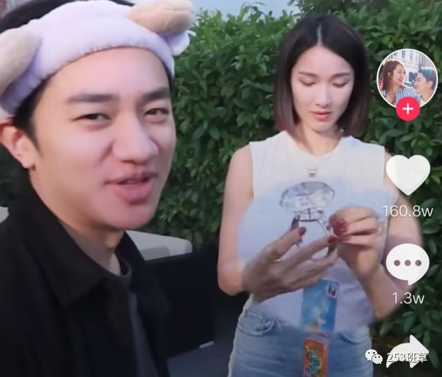 李亚男|李亚男首晒二胎孕肚，深情表白腹中宝宝母爱爆棚，否认双胞胎传闻