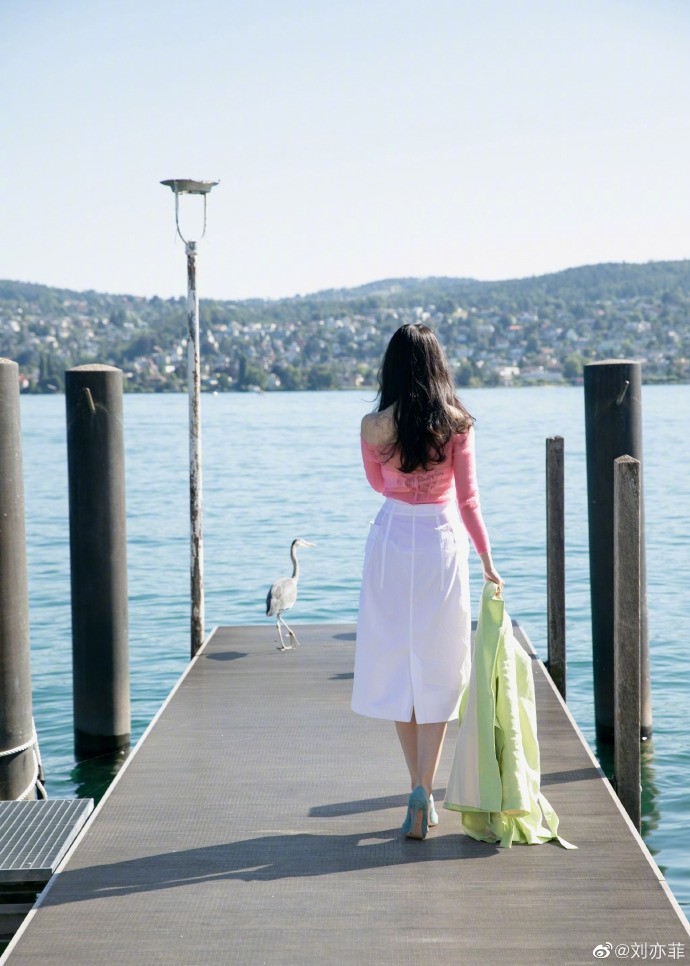 刘亦菲|刘亦菲晒美照，穿露肩衣秀小性感，颜值在线依旧仙气满满