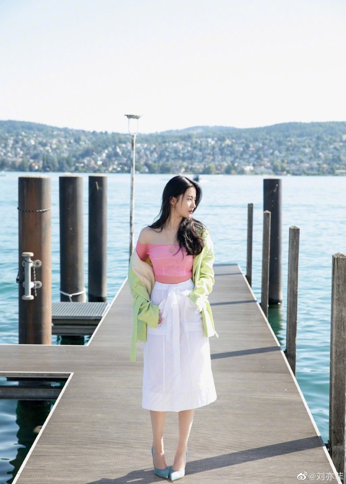 刘亦菲|刘亦菲晒美照，穿露肩衣秀小性感，颜值在线依旧仙气满满