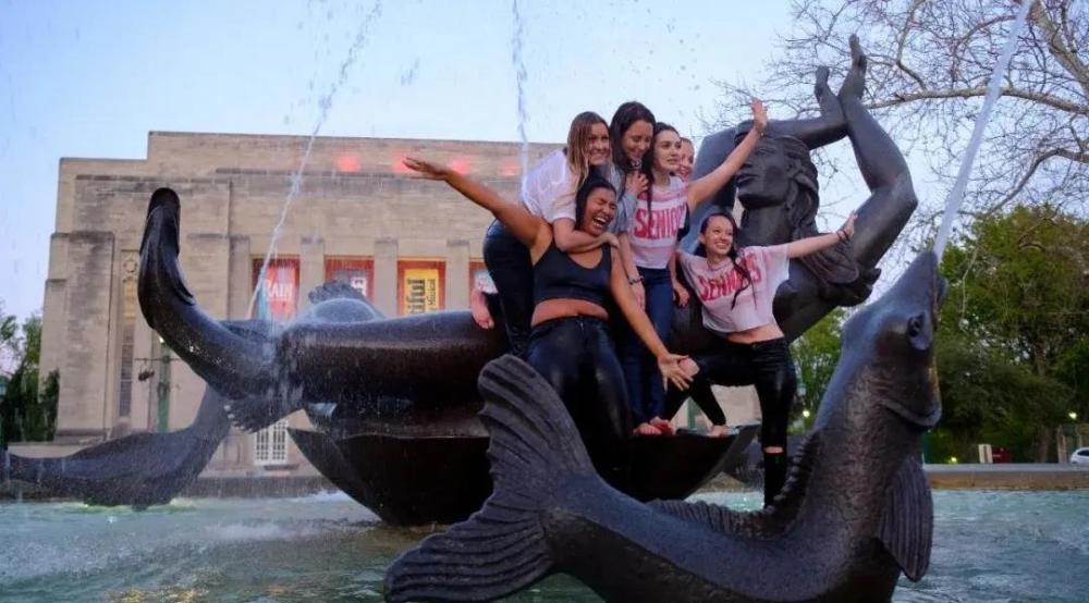 美国_社会|在防疫问题上，是谁坑了美国的年轻人？