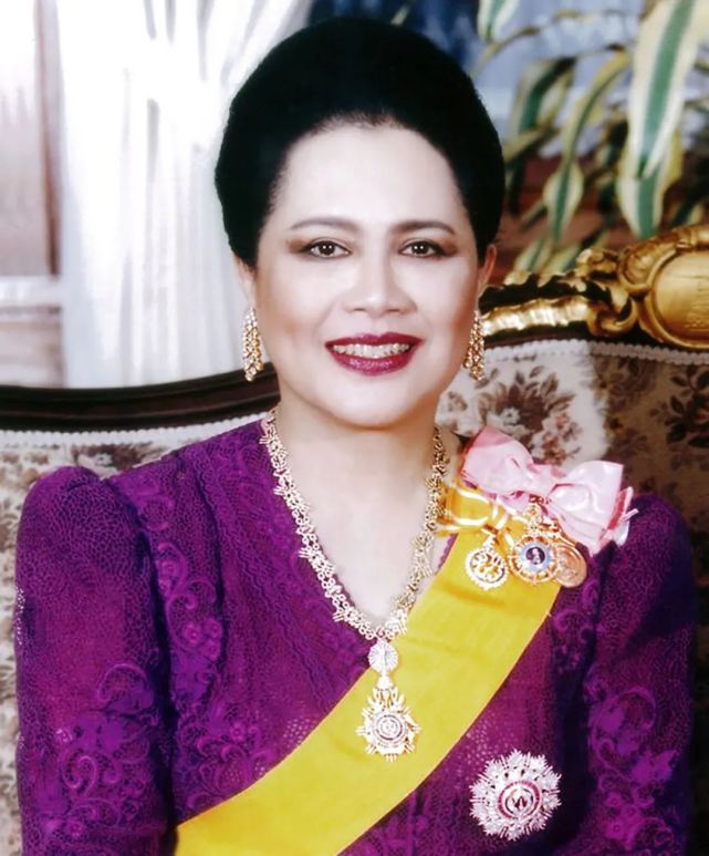 下跪泰王果然值得|苏提达王后|泰王|王太后|苏提达|诗丽吉王太后