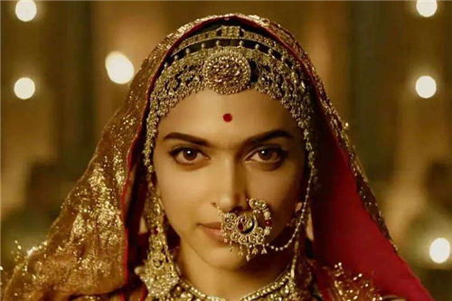 公元1610年,年仅19岁的阿姬曼嫁给了这位年轻沙贾汗,二人恩爱无比,过