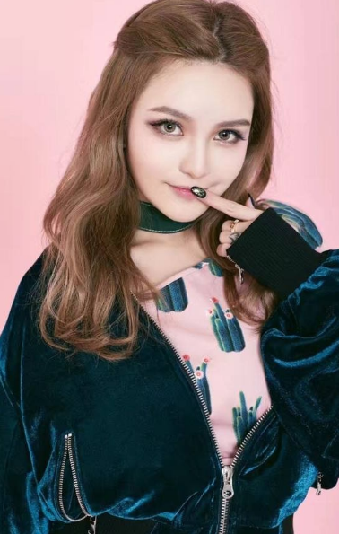 周扬青|周扬青否认与罗志祥重归于好后，首次化浓妆现身夜店狂嗨，与男友人甜蜜互动