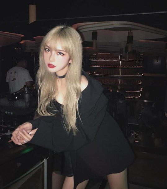 周扬青|周扬青否认与罗志祥重归于好后，首次化浓妆现身夜店狂嗨，与男友人甜蜜互动