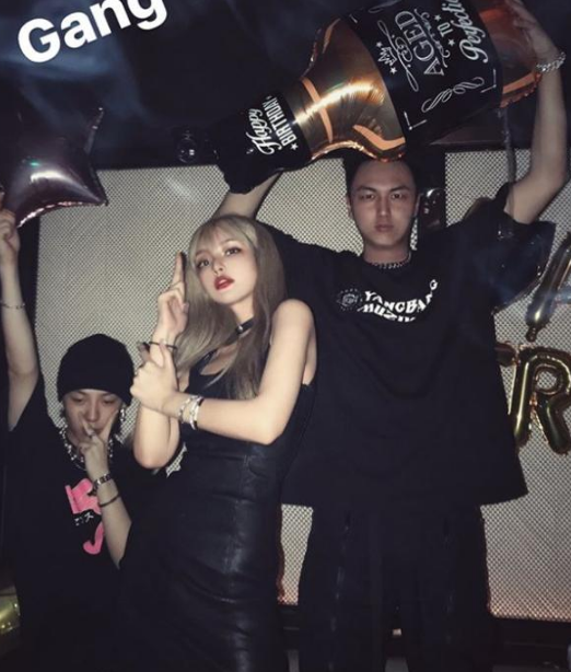 周扬青|周扬青否认与罗志祥重归于好后，首次化浓妆现身夜店狂嗨，与男友人甜蜜互动