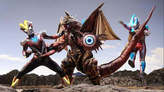 我们都知道,第一集的时候,赛罗被布鲁顿吸入了四次元空间,一直处于