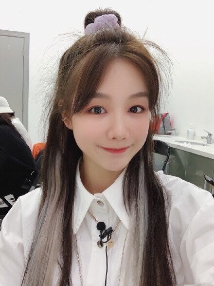 火箭少女101|yamy解约被拒，黄子韬怼靠解约金赚钱，原来一年前何炅说的是真的