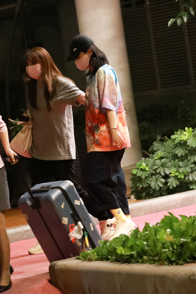 马思纯穿宽松装包裹严实慵懒时尚 抵达机场获助理护驾气质温柔