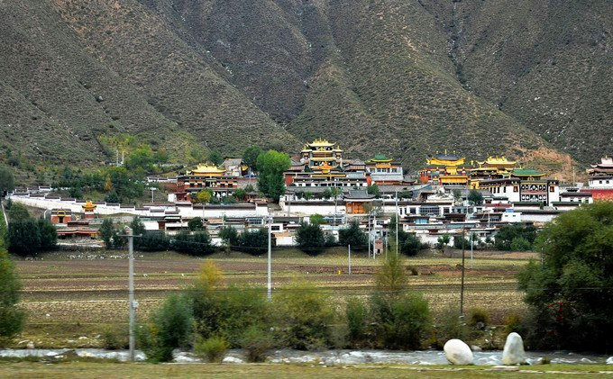 大夏河旁边的德尔隆寺浓浓藏族风很适合一个人静静地游玩