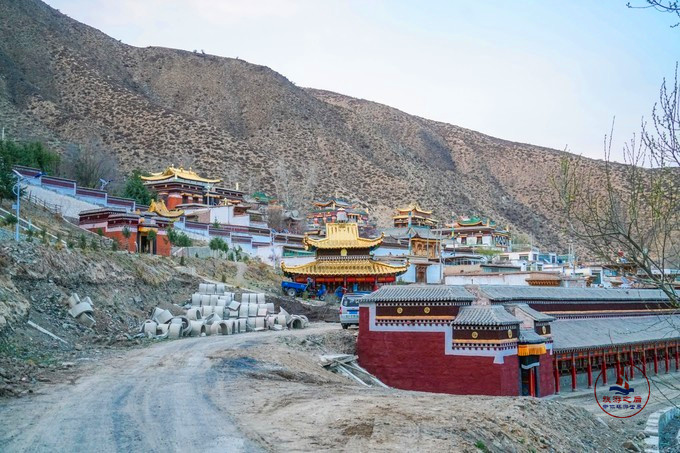大夏河旁边的德尔隆寺浓浓藏族风很适合一个人静静地游玩