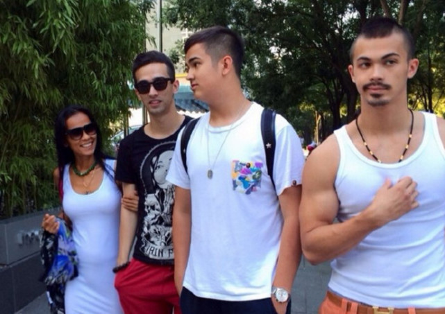 迈克尔·史密斯|她12年青春献给洋人，5年生3子被老公抛弃，今带三子回国捞金