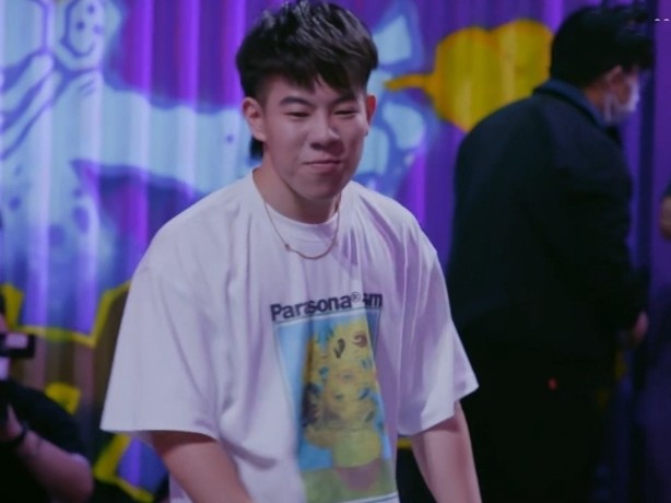 黄子韬|还记得差点让黄子韬崩溃的“小红”吗？街舞3他终于拿到毛巾了