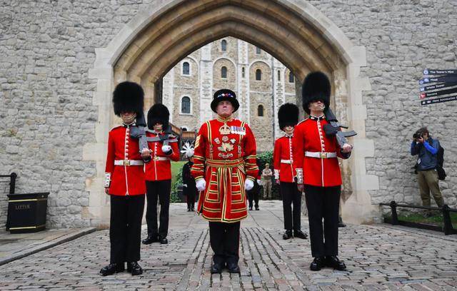 今日疫情汇总:香港新增61例确诊,没游客捧场的英皇家宫殿卫队面临500