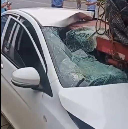 现场还原!岳阳一小车头部被戳穿后续来了