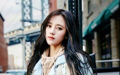 鞠婧祎|鞠婧祎被曝耍大牌，只喝高级矿泉水，4名助理服侍工作心不在焉