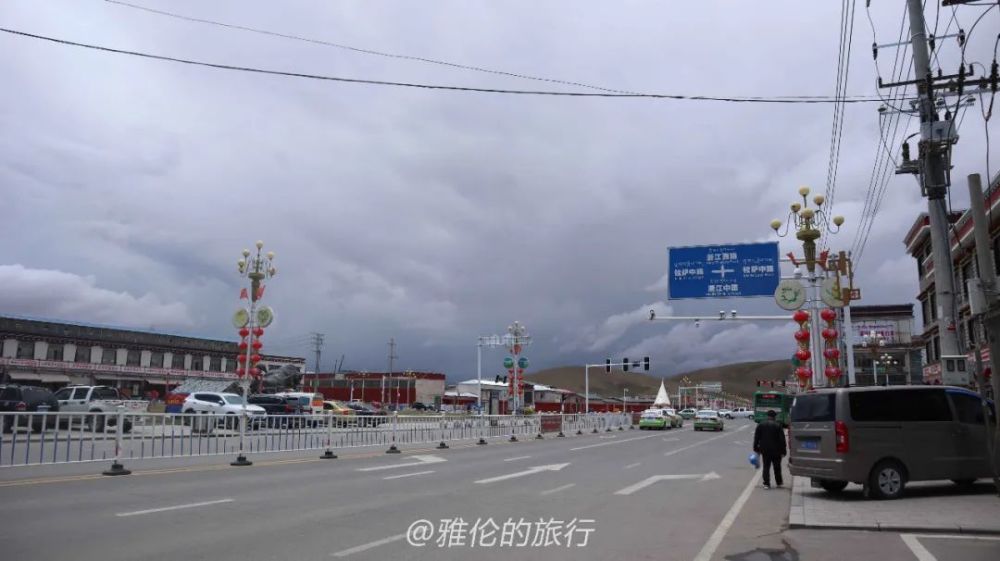 从纳木错景区出来之后,我在当雄县吃了晚饭,结束的时候已经是晚上8点