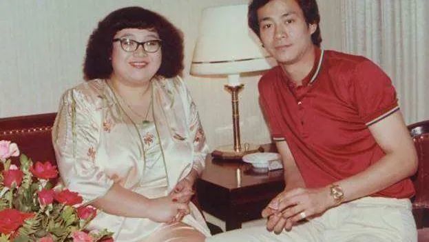 郑少秋|1988年，郑少秋与肥肥闪离后，为何转身娶了小17岁的官晶华？