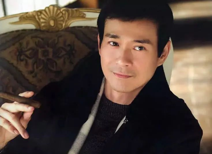 郑少秋|1988年，郑少秋与肥肥闪离后，为何转身娶了小17岁的官晶华？