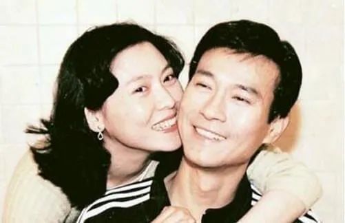 郑少秋|1988年，郑少秋与肥肥闪离后，为何转身娶了小17岁的官晶华？