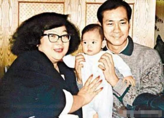 郑少秋|1988年，郑少秋与肥肥闪离后，为何转身娶了小17岁的官晶华？