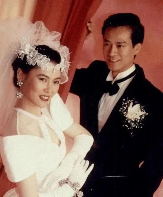 郑少秋|1988年，郑少秋与肥肥闪离后，为何转身娶了小17岁的官晶华？