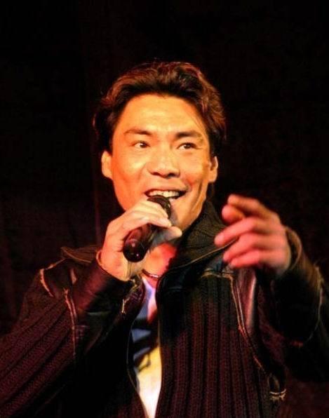 《精忠报国》屠洪刚,三个孩子三个妈,三婚过后尽开颜