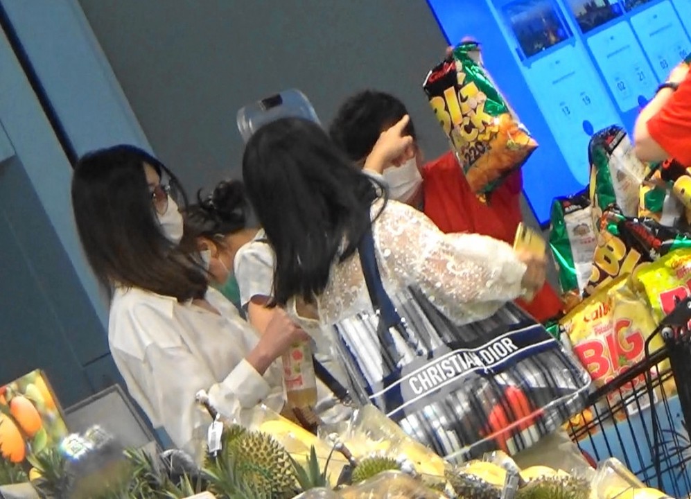 陈慧琳|47岁陈慧琳成时代的眼泪？大摇大摆逛商场却无人认识完全被忽略