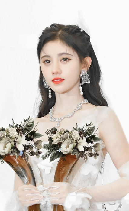 鞠婧祎|鞠婧祎耍大牌？出席活动四个助理跟随，水和咖啡只喝指定品牌