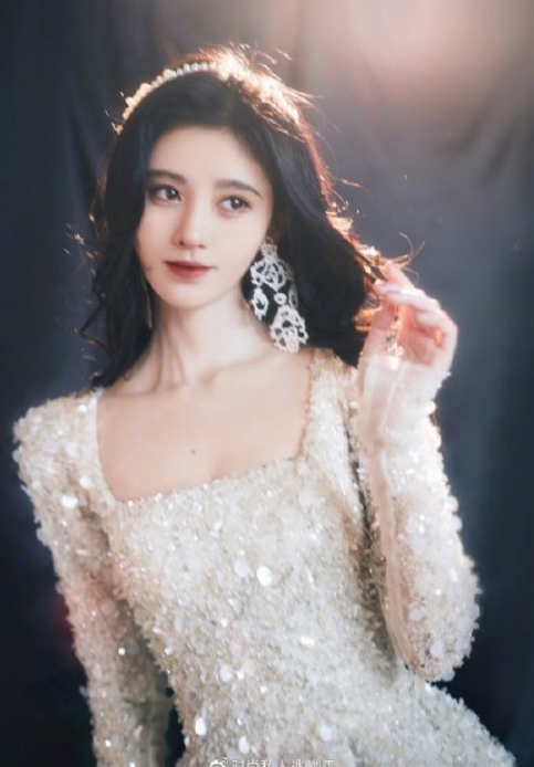 鞠婧祎|鞠婧祎耍大牌？出席活动四个助理跟随，水和咖啡只喝指定品牌