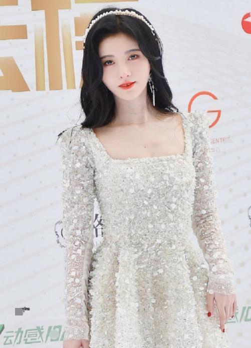 鞠婧祎|鞠婧祎耍大牌？出席活动四个助理跟随，水和咖啡只喝指定品牌