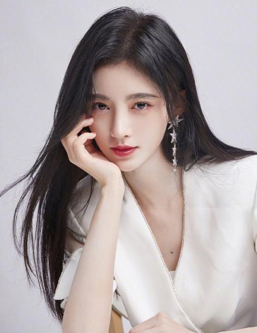 鞠婧祎|鞠婧祎耍大牌？出席活动四个助理跟随，水和咖啡只喝指定品牌