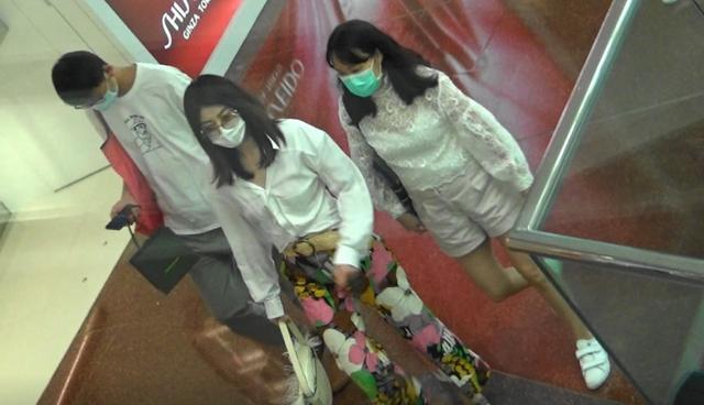 陈慧琳|天后陈慧琳戴口罩逛超市，与女助理买M巾，走在路上无人认识