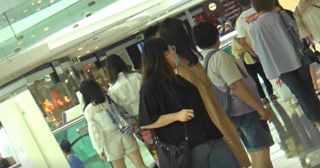 陈慧琳|天后陈慧琳戴口罩逛超市，与女助理买M巾，走在路上无人认识