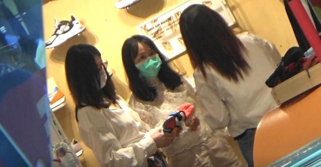 陈慧琳|天后陈慧琳戴口罩逛超市，与女助理买M巾，走在路上无人认识