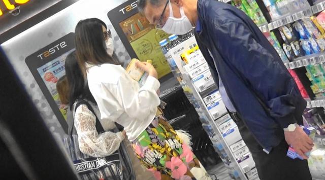 陈慧琳|天后陈慧琳戴口罩逛超市，与女助理买M巾，走在路上无人认识