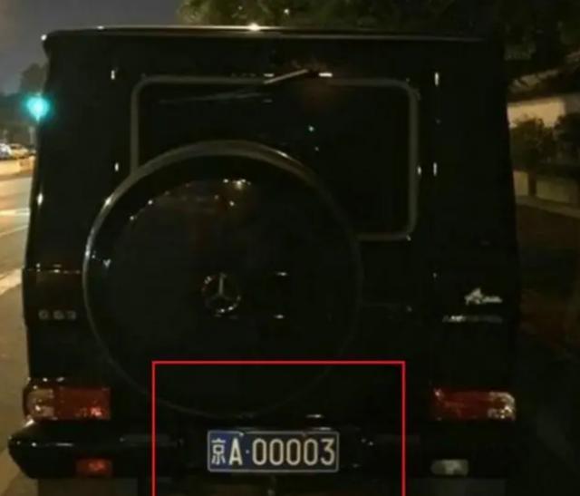 奔驰大g|京城“最牛”奔驰大G，土豪塞纸条800万求购车牌，车主：我很穷？