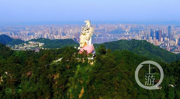 重庆地标南山大金鹰重披金装亮相