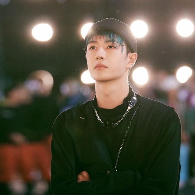 王一博|王一博挂红绳立牌遭肖战粉质疑抄袭，对方回应：下坠者才需要转运