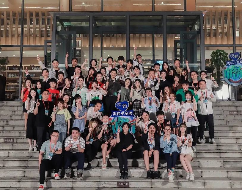 中餐厅|《中餐厅》杀青照，飞行嘉宾无意暴露，杨超越气质比赵丽颖好多了