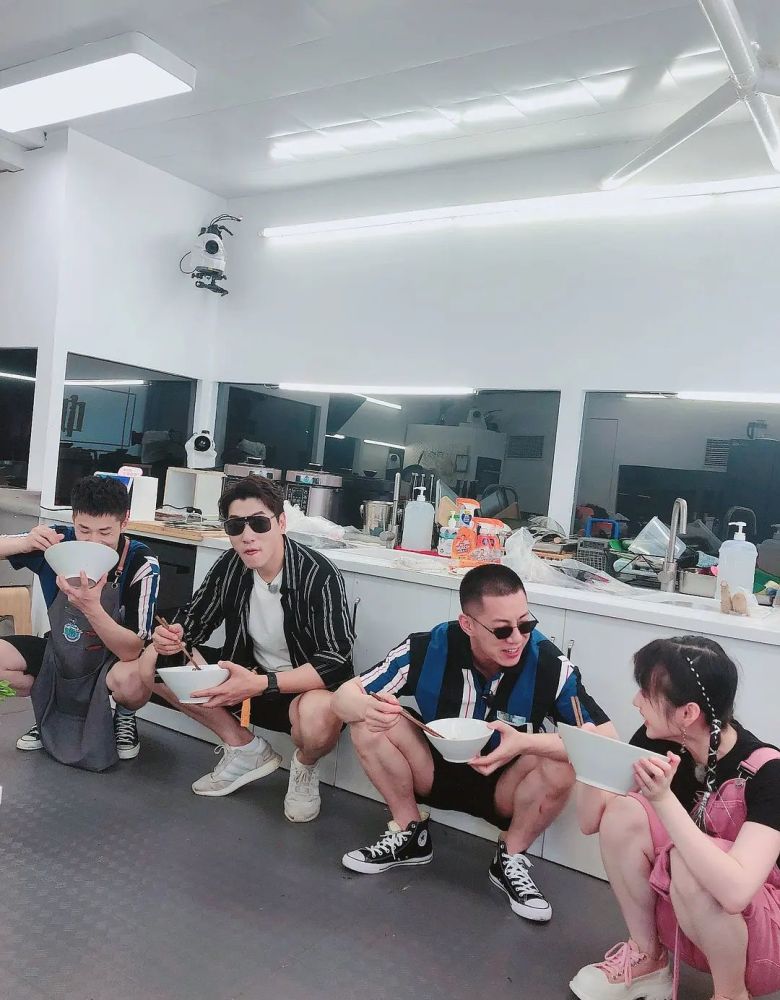 中餐厅|《中餐厅》杀青照，飞行嘉宾无意暴露，杨超越气质比赵丽颖好多了