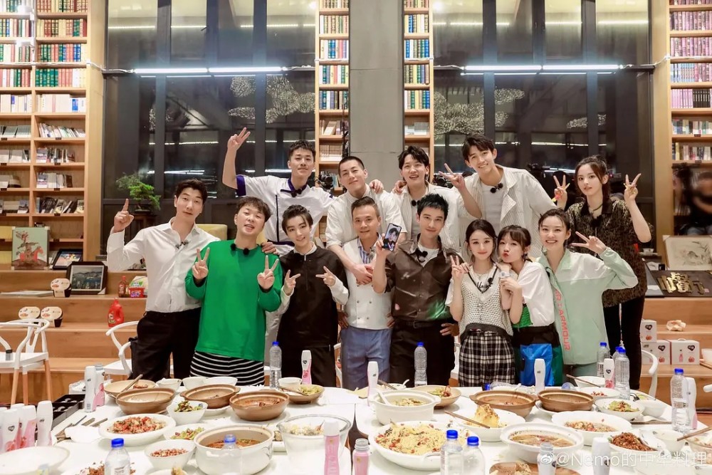 中餐厅|《中餐厅》杀青照，飞行嘉宾无意暴露，杨超越气质比赵丽颖好多了