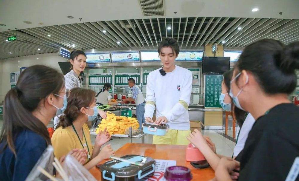 中餐厅|《中餐厅》杀青照，飞行嘉宾无意暴露，杨超越气质比赵丽颖好多了